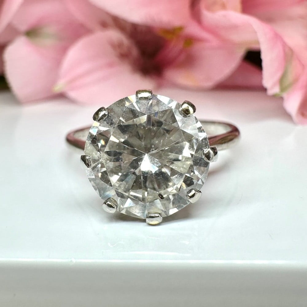 discover high-quality second-hand diamonds at unbeatable prices. shop pre-owned diamond jewelry with confidence, authenticity guaranteed, and find the perfect piece for any occasion.