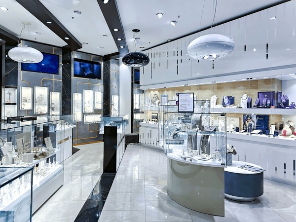 discover the best practices for storing diamond jewelry to keep your precious pieces sparkling, safe, and well-preserved for years to come.
